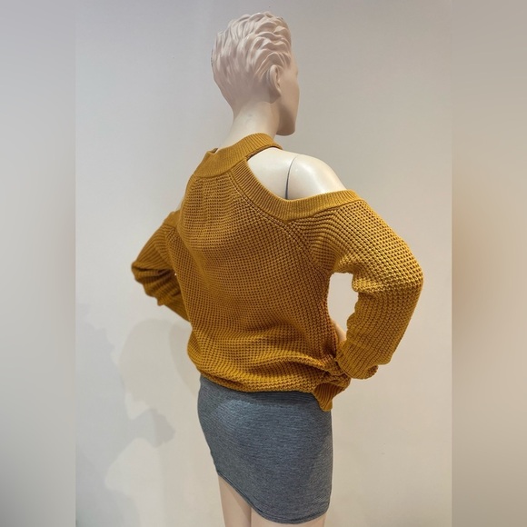 GUESS | Cut Out Shoulder Kailyn Sweater in Medieval Gold Size Medium - Picture 7 of 12